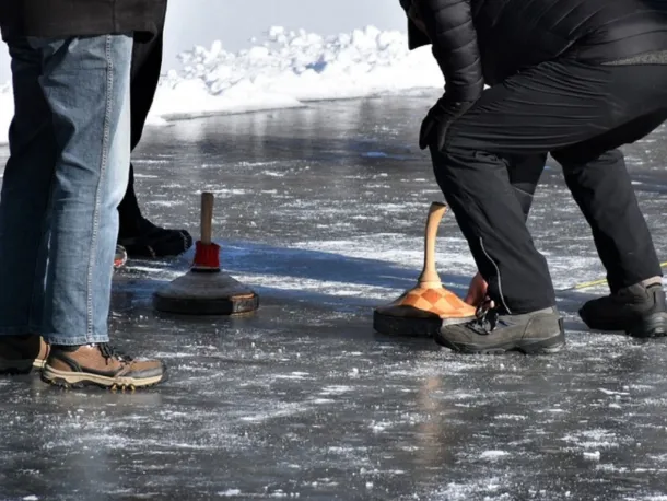 Eisstockschiessen_mit_Menschen.jpg