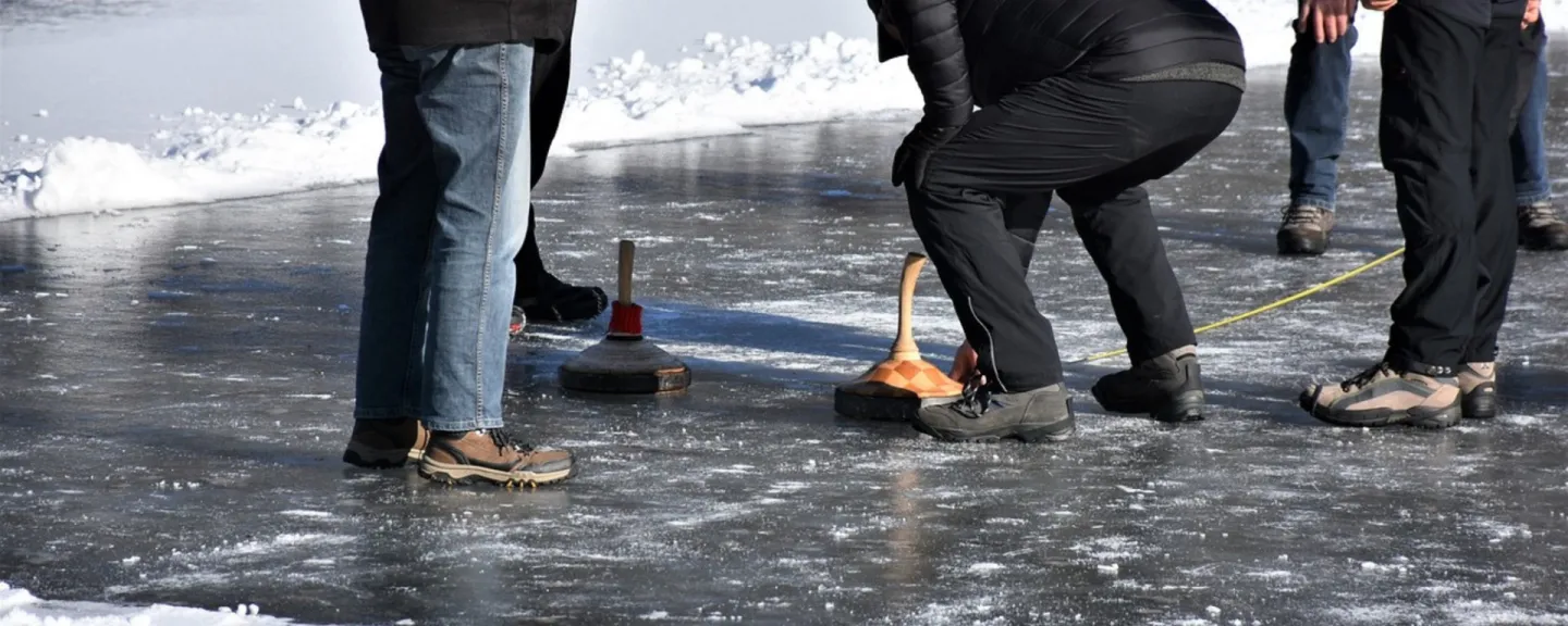 Eisstockschiessen_mit_Menschen.jpg